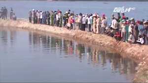 9 học sinh chết đuối: Phụ huynh gục ngã đau đớn bên bờ sông