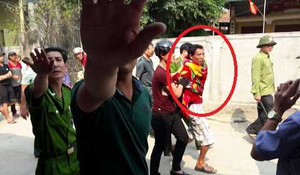 Kẻ bắt cóc kề dao vào cổ con tin bắt di chuyển trên xe máy ở Nghệ An