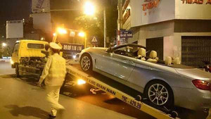 Lái xe sang mui trần, nữ tài xế thách thức công an