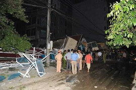 Nhà 5 tầng đổ sập, cả gia đình bị vùi lấp, 3 người chết thảm