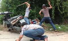 9 tên côn đồ đâm chết cha, đánh con nhập viện