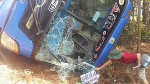 Xe khách lao xuống vực sâu, hơn 40 hành khách la hét giữa đêm