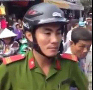 Cảnh sát quật ngã người bán hàng rong: 'Không vơ đũa cả nắm'