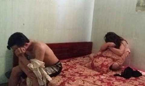 Đột kích nhà nghỉ bắt 2 đôi nam nữ 'trần như nhộng'