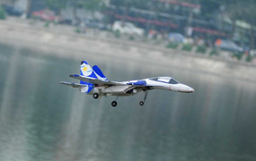 'Chiến cơ Sukhoi' khoe kỹ năng nhào lộn ở hồ Linh Đàm