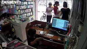 Video: Bé trai 5 tuổi trộm điện thoại di động dưới sự chỉ đạo của người lớn