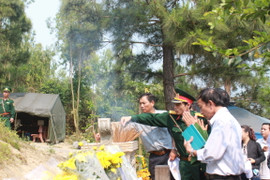 Dòng người 'đội nắng' về viếng Đại tướng Võ Nguyên Giáp