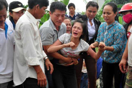 Tiếng khóc xé lòng trong đám tang 9 học sinh chết đuối ở Quảng Ngãi