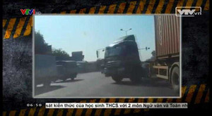 Clip: Thất kinh với xe container tự gây tai nạn