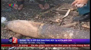 Clip: Quả đạn pháo dài 1m rơi xuống vườn nhà dân ở Quảng Trị