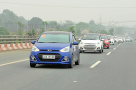 Gần 100 xe Hyundai Grand i10 quần tụ ở Ba Vì