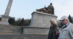 Bất chấp chính quyền, các nhà hoạt động Ba Lan khôi phục tượng Người lính Liên Xô