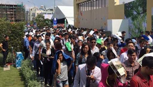 Người dân Sài Gòn đội nắng xếp hàng mua nhà giá rẻ