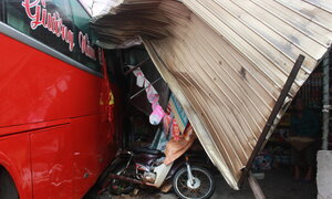 Xe khách mất lái tông nát nhà dân