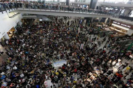 Clip: Con gái lãnh đạo được đặc cách, hàng nghìn người phẫn nộ biểu tình