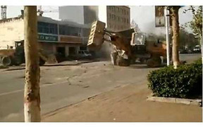 Video: Máy xúc dùng gầu đập nhau tơi tả như phim viễn tưởng