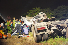 Xe đầu kéo cày nát thành cầu rồi lao xuống sông Hương, tài xế chết thảm