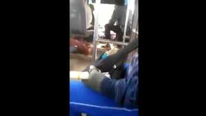 Clip: Tài xế vừa lái xe buýt vừa đánh bài