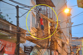 Hoảng hồn nam thanh niên vắt vẻo trên dây điện