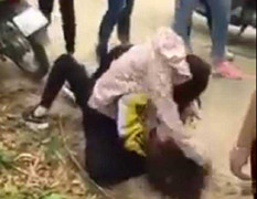 Thực hư 2 nữ sinh trường chuyên bị túm tóc, đập đầu xuống đường vì 'tình ái'