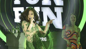 Hoàng Thùy Linh nóng bỏng 'đốt cháy' lễ hội bia