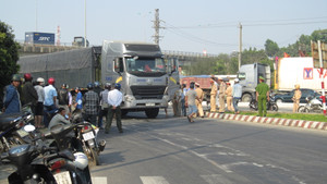 Bị xe container cuốn vào gầm, người đàn ông chết thảm