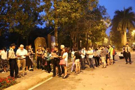 Thâu đêm xếp hàng mua nhà siêu hot