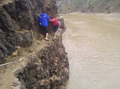 Giáo viên trèo đèo lội suối đi dạy học gây