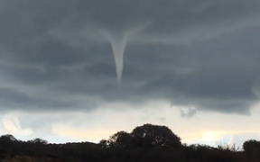 Cơn lốc xoáy kỳ dị xuất hiện trên bầu trời Anh