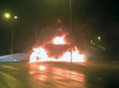 2 ô tô đâm nhau nát bét trên quốc lộ, lửa bùng cháy dữ dội