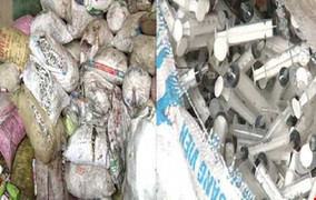 Tá hỏa phát hiện hơn 100 bao tải chứa đầy kim tiêm dính máu