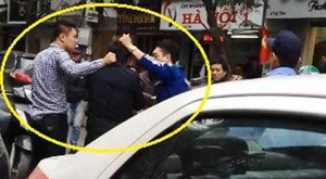 Hà Nội: Mặc cảnh sát can ngăn, dân tới tấp lao vào đánh hội đồng tên trộm