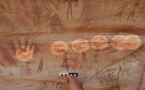 Cận cảnh dấu tay ma quái in trên tường đá ở sa mạc Sahara