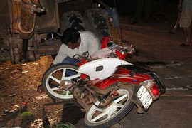 Bị CSGT truy đuổi, nam thanh niên tông thẳng xe ủi