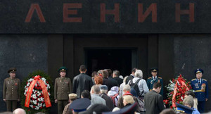 Võ sỹ Mỹ và phái đoàn Đảng Cộng sản Nga viếng lăng kỷ niệm sinh nhật Lenin