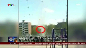 Clip: Lốc xoáy cao 30m khủng khiếp cuốn bay một học sinh