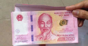 Rồng rắn chen mua tiền 100 đồng lưu niệm tại TP.HCM