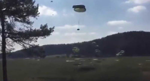 Video: Thả dù ẩu, 3 xe chiến đấu Mỹ lao thẳng xuống đất