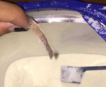 Người mẹ tức giận khi phát hiện băng dán dính máu trong sữa