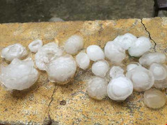 Mưa đá lớn 'chưa từng thấy' phủ trắng Quảng Nam