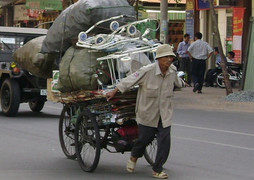 Chen nhau mua tiền lưu niệm 100 đồng, ngân sách Việt Nam đang gặp 'vấn đề'