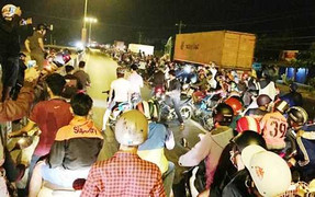 Video: Hàng trăm 'quái xế' táo tợn chặn quốc lộ làm trường đua