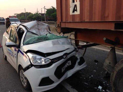 Taxi nát bét sau cú đâm xe container, 3 người thương vong
