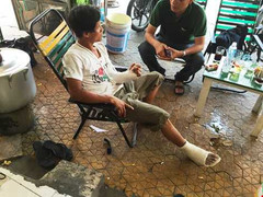Va chạm giao thông, bị đánh gãy tay vì không chịu đền bù