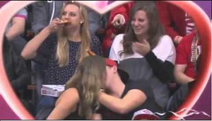 Phản ứng hài hước của người cô đơn khi thấy các cặp đôi hôn nhau