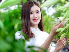 Hoa khôi ĐH Lao động xã hội khoe sắc bên hoa loa kèn