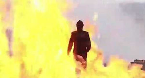 Video: Bộ giáp giúp cô gái Nga tự tin đi xuyên bãi mìn đang phát nổ