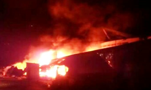 Trung tâm thương mại ngùn ngụt cháy, lửa rực trời