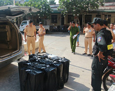 Gắn biển xe quân sự giả để chở thuốc lá lậu