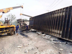 Tài xế ngủ gật, container cán nát hàng chục mét dải phân cách